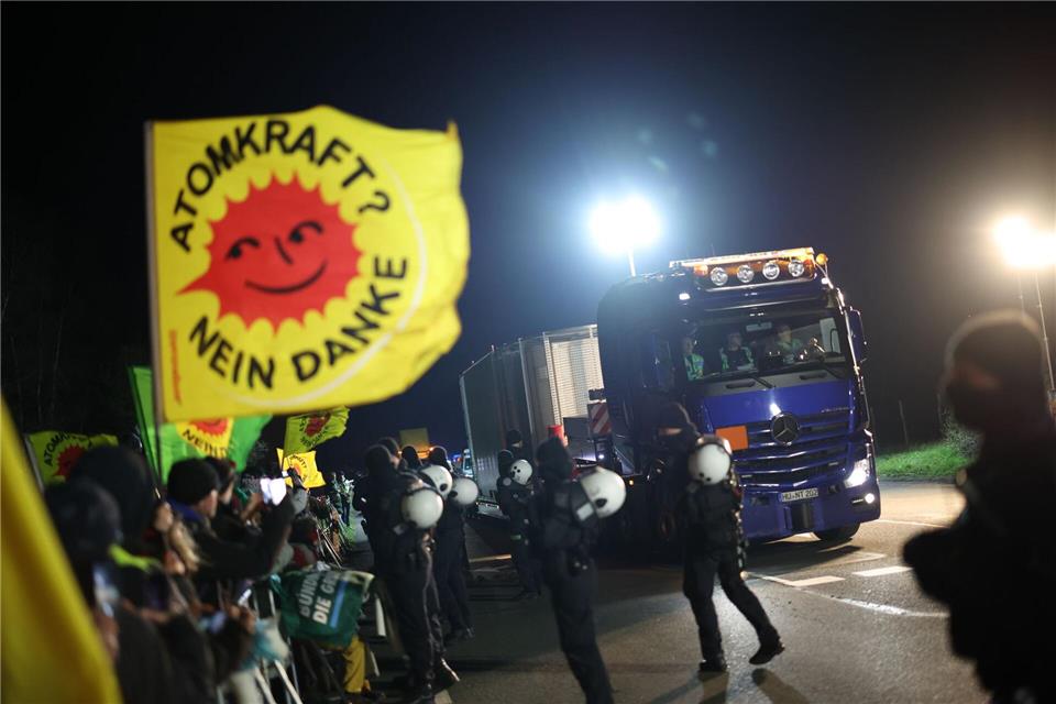 Ein Schwertransporter mit einem Castor-Behälter fährt an Teilnehmer einer Anti-Atomkraft-Demonstration vorbei.Christoph Reichwein/dpa