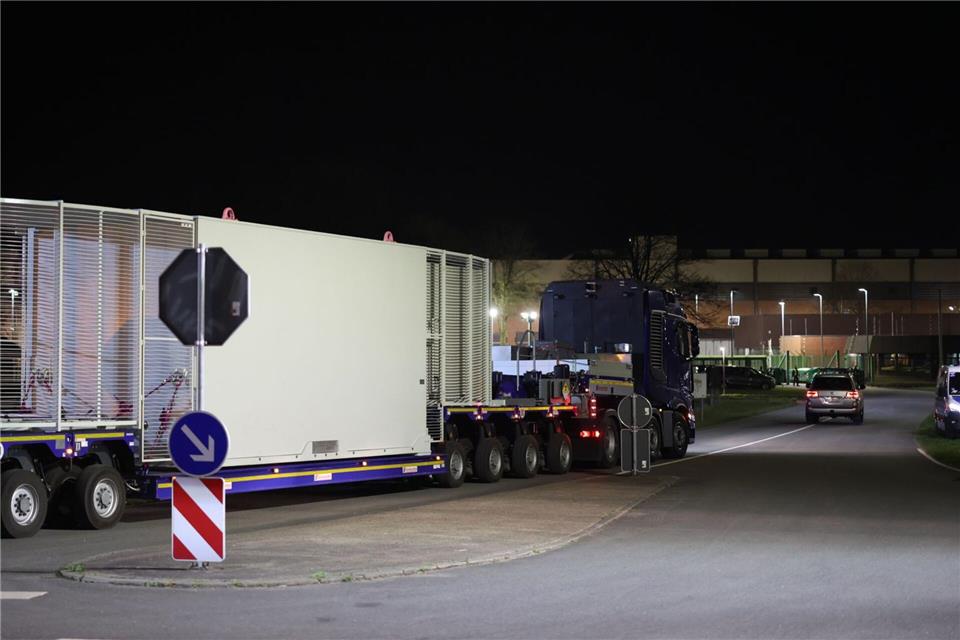 Ein Schwertransporter mit einem Castor-Behälter kommt im Zwischenlager Ahaus im Münsterland an.Christoph Reichwein/dpa