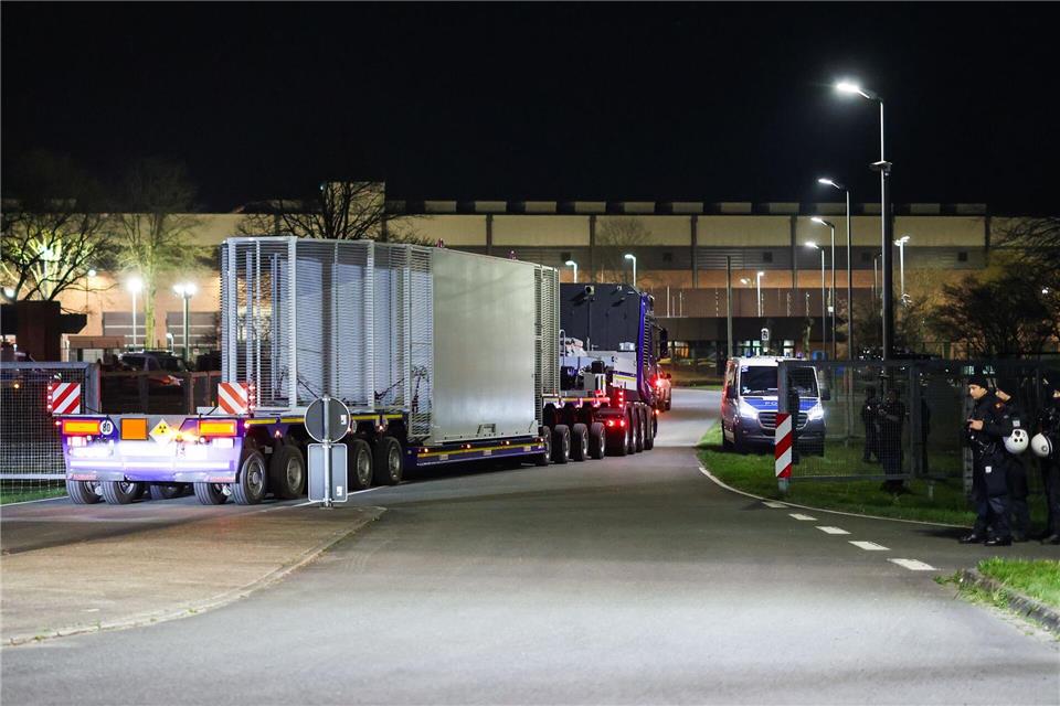 Ein Schwertransporter mit einem Castor-Behälter kommt im Zwischenlager Ahaus im Münsterland an. (Archivbild)Christoph Reichwein/dpa