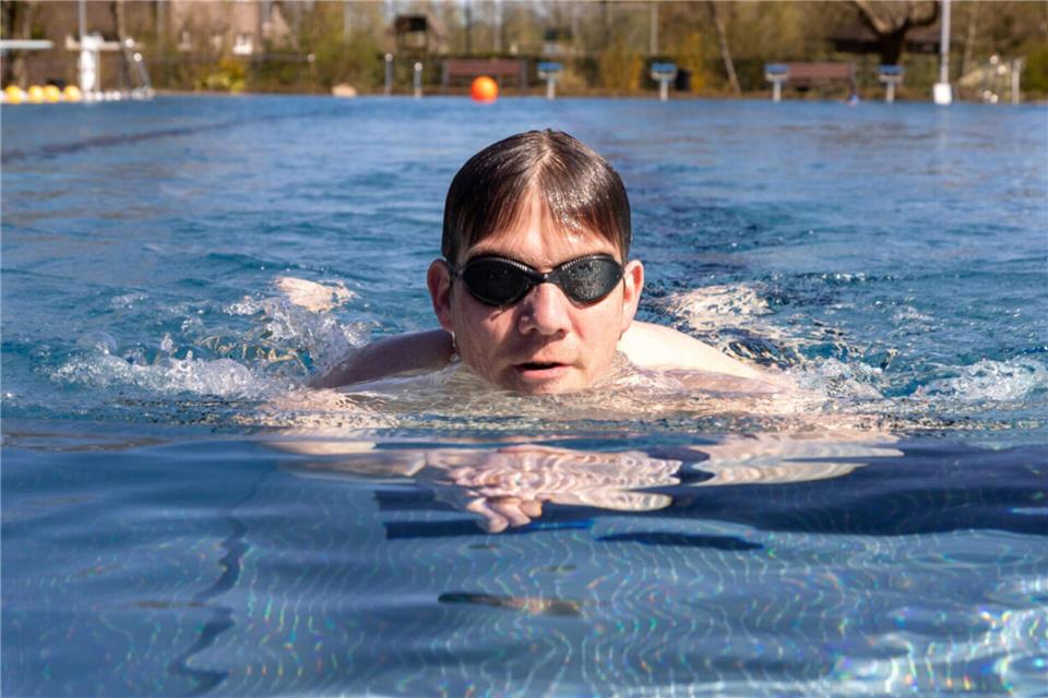 Ein Schwimmer zieht am frühen Saisonstart (7. April) seine Bahnen im Vredener Freibad. Wegen der weiter laufenden Sanierung des Hallenbads hat die Anlage in diesem Jahr wieder besonders früh geöffnet.
