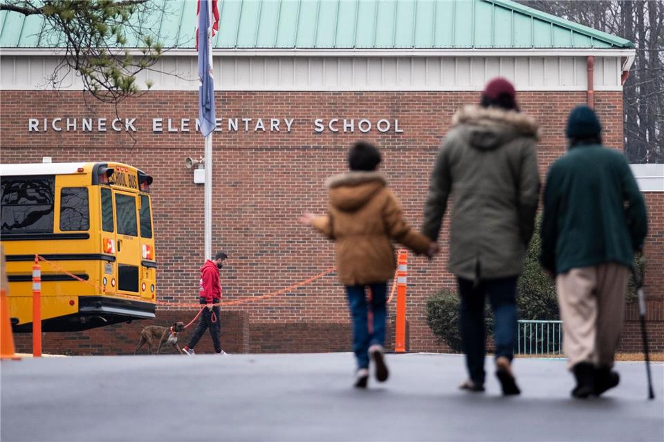 Ein Sechsjähriger hatte 2023 in einer Grundschule in Newport News auf seine Lehrerin geschossen. (Archivbild)Billy Schuerman/The Virginian-Pilot via AP/dpa