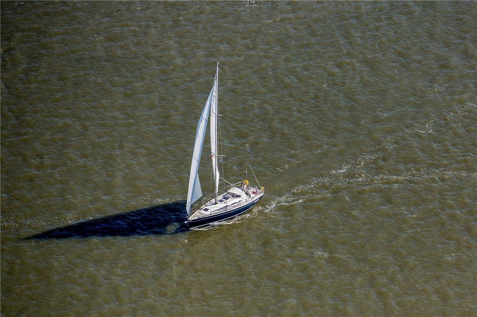 Ein Segelboot lief am Nordstrand der Insel Norderney auf Grund. (Symbolbild)Hauke-Christian Dittrich/dpa