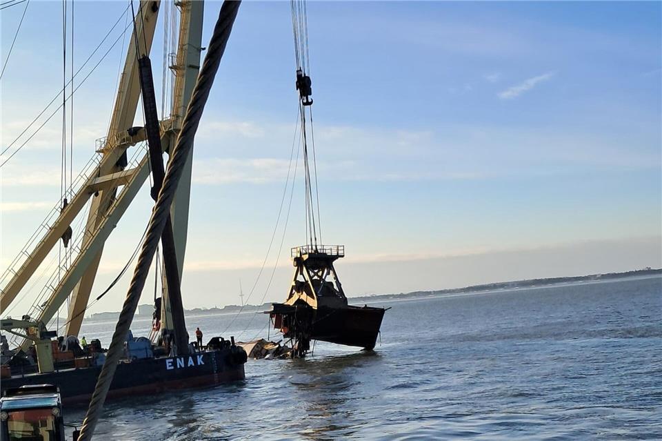 Ein Segelschiff wird in der Nähe von Cuxhaven geborgen.-/Wasserstraßen- und Schifffahrtsamt Elbe-Nordsee/dpa