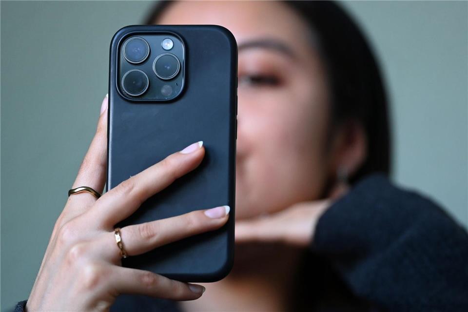 Ein Selfie für die nächste Instagram-Story - das könnte für Kinder- und Jugendliche bis zu einer bestimmten Altersgrenze künftig tabu sein. (Symbolbild)Elisa Schu/dpa