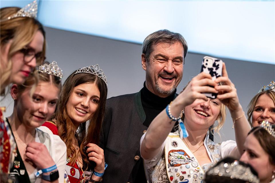 Ein Selfie hier, ein Selfie da: Für CSU-Chef Markus Söder sind Posts in sozialen Netzwerken mehr als Unterhaltung. (Archivbild) Fabian Sommer/dpa