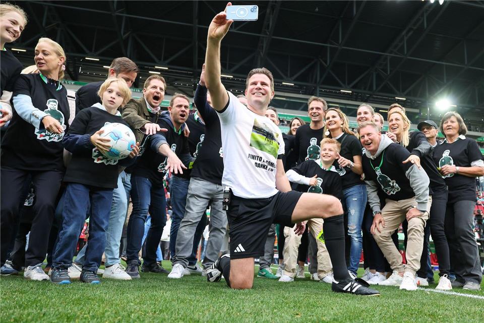 Ein Selfie mit Familie und Freunden: Felix Brych.Daniel Löb/dpa