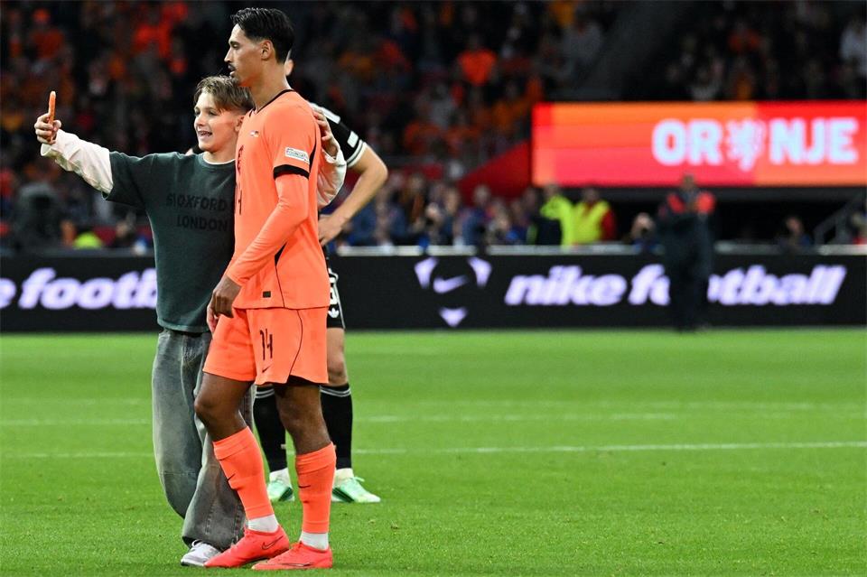 Ein Selfie mit Folgen: Der junge Fan bekommt fünf Jahre Stadionverbot. (Archivbild)Federico Gambarini/dpa