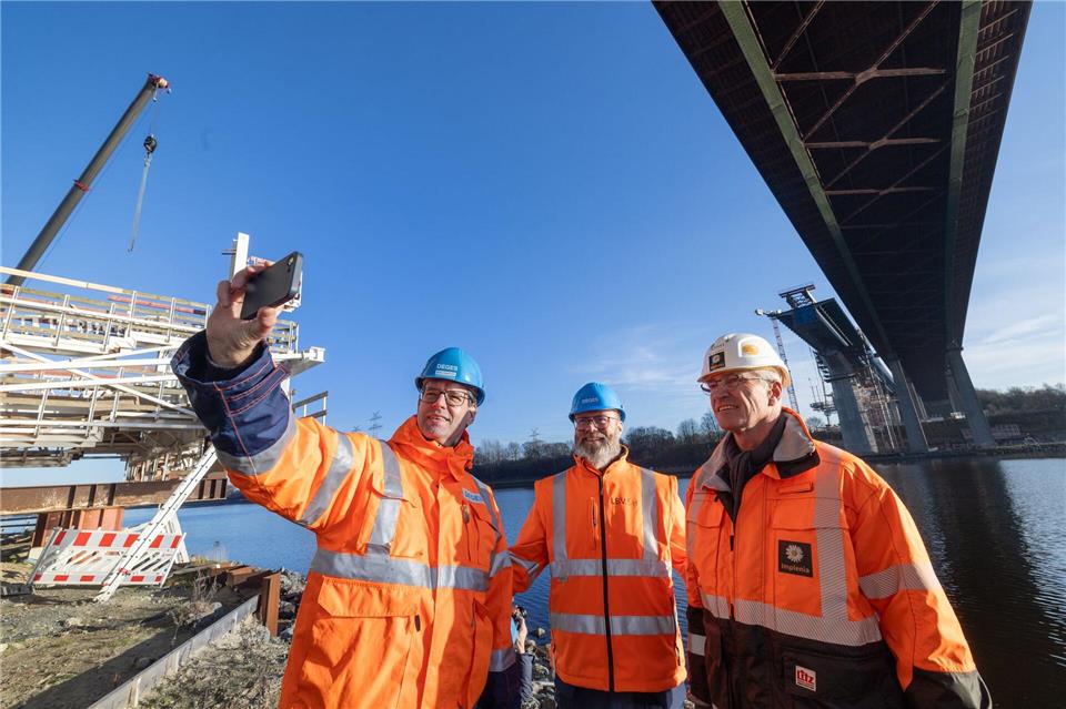 Ein Selfie mit Verkehrsminister Madsen (m).Ulrich Perrey/dpa