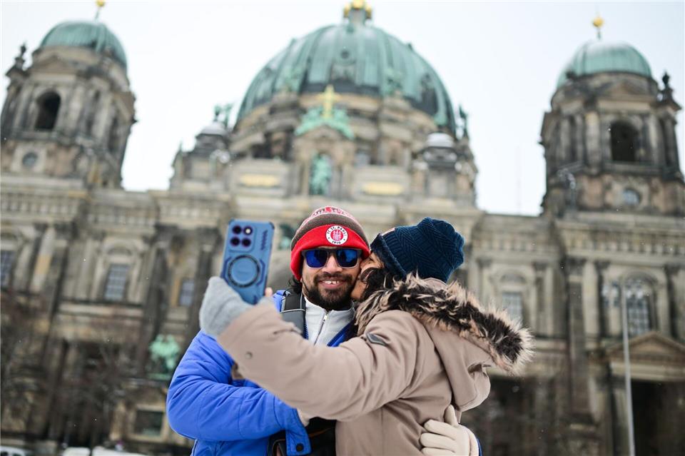 Ein Selfie vor dem Berliner Dom ist für diese beiden Gäste aus Indien Pflicht. 2025 kamen mehr als 37.000 Gäste aus Indien nach Berlin - 4,9 Prozent mehr als ein Jahr zuvor.Sebastian Christoph Gollnow/dpa