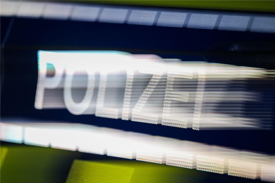 Ein Senior ist einem falschen Polizeibeamten auf den Leim gegangen. (Symbolbild)Christoph Reichwein/dpa