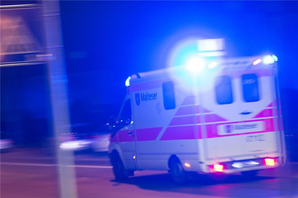 Ein Senior ist von einem Auto erfasst und dabei lebensgefährlich verletzt worden. (Symbolbild) Patrick Seeger/dpa