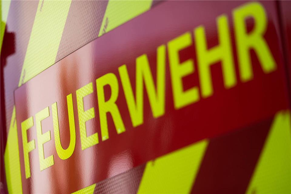 Ein Senior und ein Feuerwehrmann sind in Mosbach verletzt worden. (Symbolbild)Marijan Murat/dpa