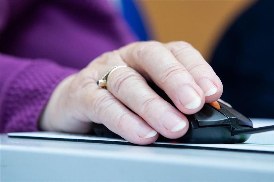 Ein Seniorenverband beklagt, dass es WLAN nicht in allen Alten- und Pflegeheimen gibt (Symbolbild).Franziska Gabbert/dpa-tmn/dpa