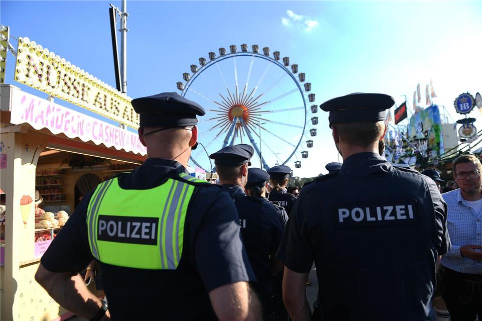 Ein Sicherheitsdienst verständigte die Polizei (Archivbild).Felix Hörhager/dpa
