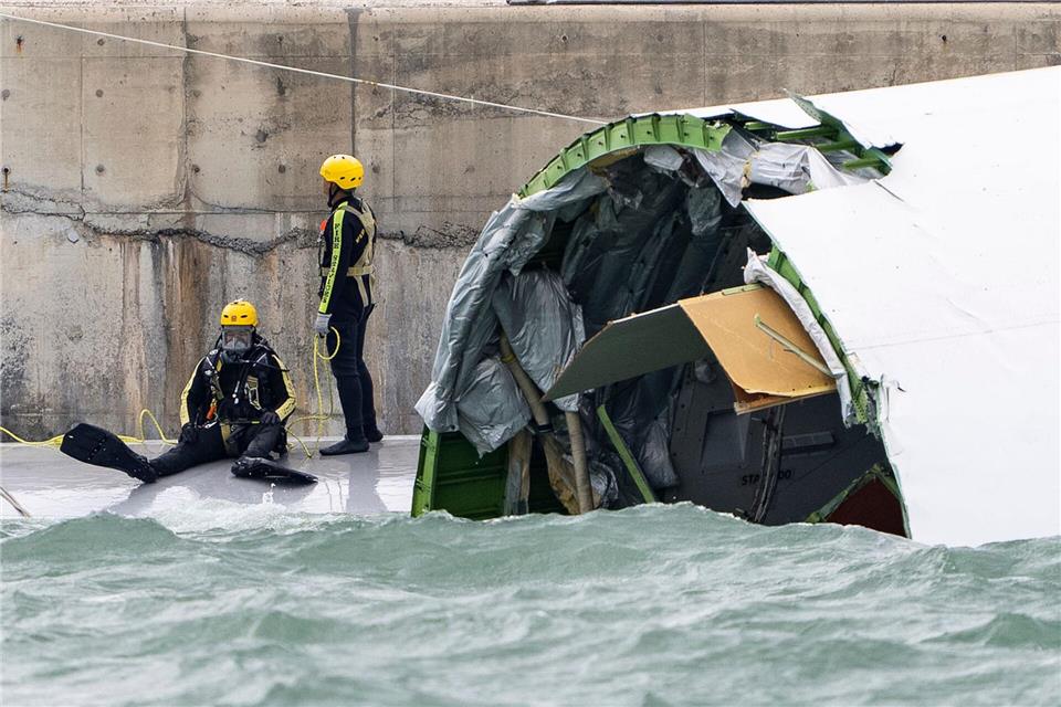 Tödlicher Unfall: Jumbo-Jet rutscht über Landebahn ins Meer Ein Sicherheitsmitarbeiter wurde tot aus dem Wasser geborgen. Chan Long Hei/AP/dpa