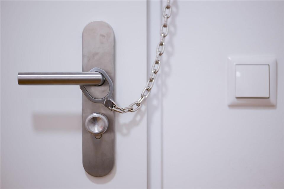 Ein Sicherheitsschloss hängt im 9. Frauen- und Kinderschutzhaus.Sebastian Christoph Gollnow/dpa