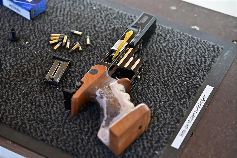 Ein Sicherungsfaden - hier gelb - zeigt an, dass die Waffe gesichert ist.Michael Brandt/dpa