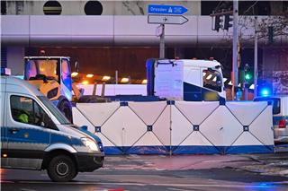 Ein Sichtschutz steht nach einem tödlichen Unfall an der Ecke Halenseestraße nahe des Dreieck Funkturm.Sebastian Gollnow/dpa