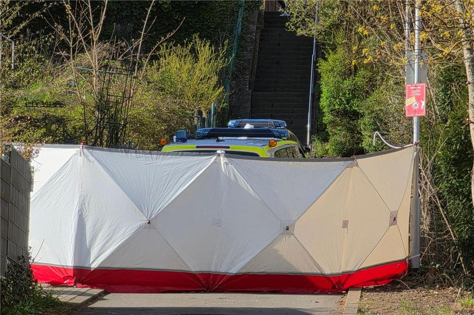 Ein Sichtschutz verdeckt die Arbeiten am Ort des Einsatzes.Kevin Schößler/dpa