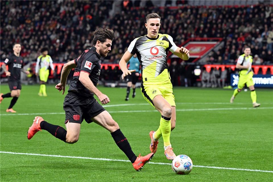 Ein Sieg auch mit Signalwirkung für Nico Schlotterbeck (r)?Federico Gambarini/dpa