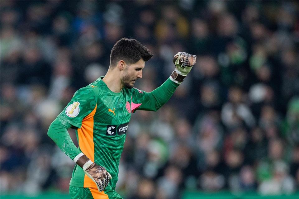 Ein Sieg zum Geburtstag für Torhüter Vasilj.Rolf Vennenbernd/dpa