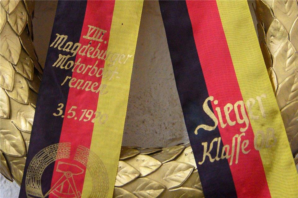 Ein Siegerkranz mit der Aufschrift „8. Magdeburger Motorbootrennen 3.5.1970“ ist im Technikmuseum Magdeburg zu sehen.Klaus-Dietmar Gabbert/dpa
