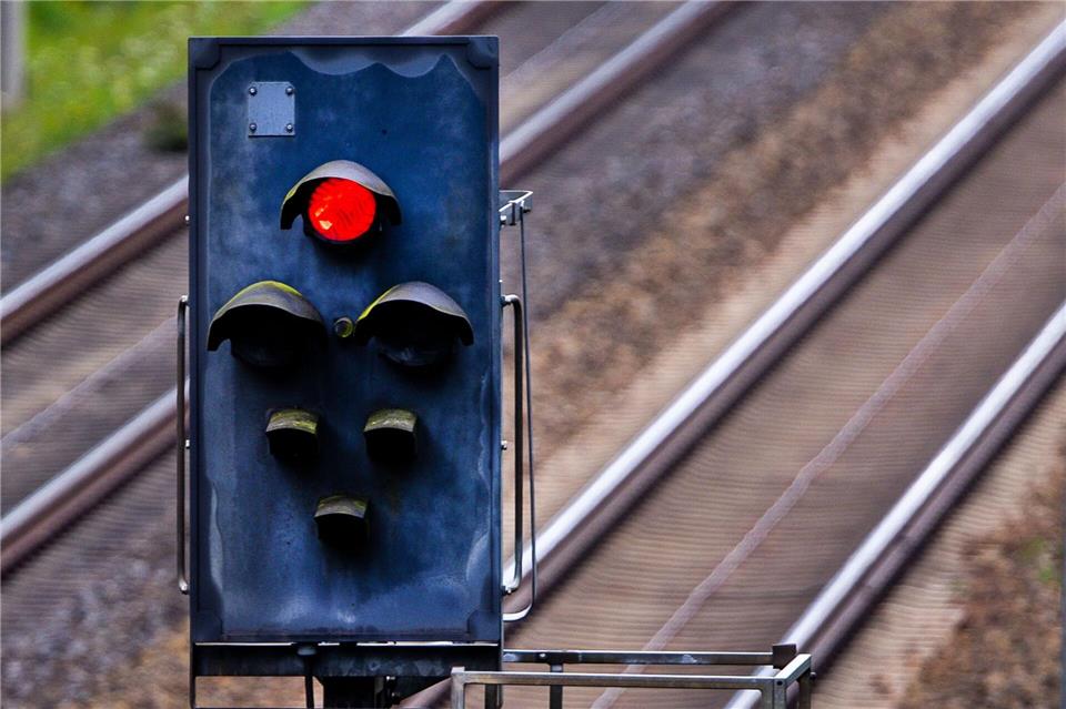 Ein Signal steht auf Rot. Zwischen Berlin und Oranienburg steht der Schienenverkehr komplett still. (Symbolbild)Jens Büttner/dpa