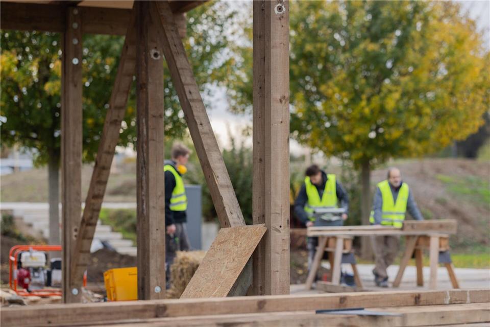 Ein Skater-Pavillon aus nachhaltigen Materialien der alten Pferdeställe entsteht auf der ehemaligen Galopprennbahn in Neuss.Rolf Vennenbernd/dpa