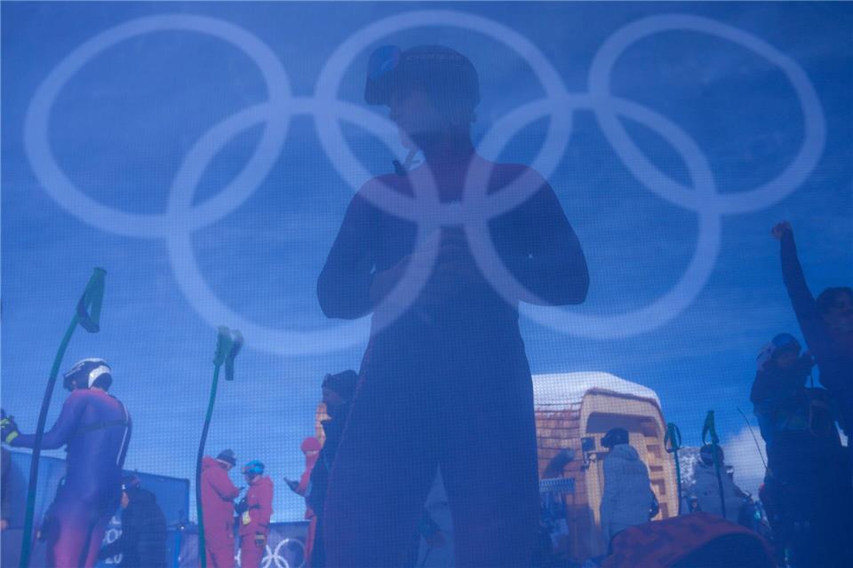 Ein Skifahrer wärmt sich vor dem offiziellen Training für die Abfahrt der alpinen Skifahrer bei den Olympischen Winterspielen 2026 auf.Julia Demaree Nikhinson/AP/dpa