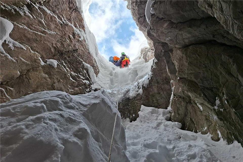 Ein Skitourengeher ist 25 Meter tief in eine Doline gestürzt -/Bergrettung Salzburg/dpa