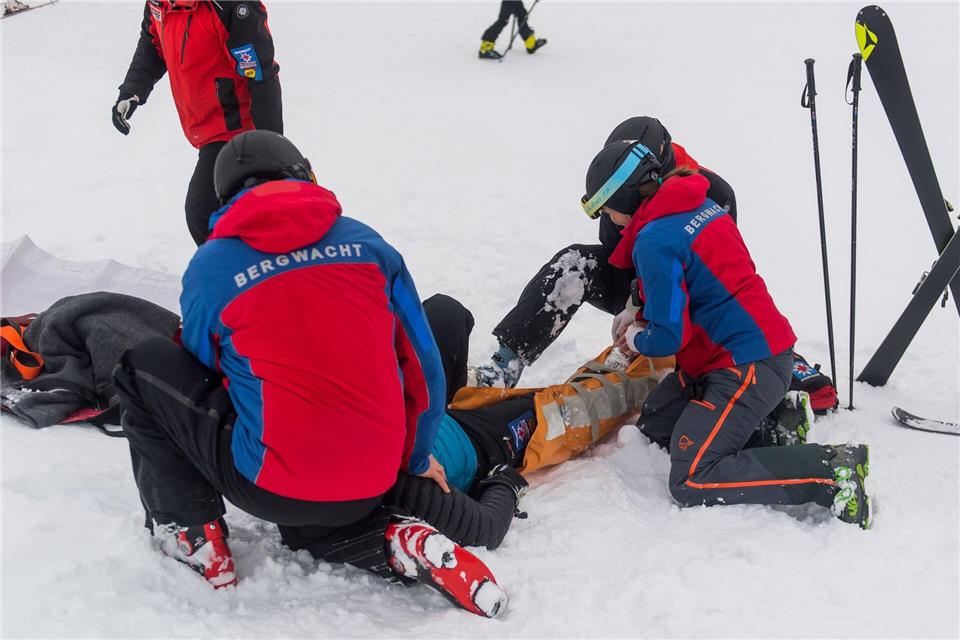 Ein Skiunfall kann den Reiseabbruch bedeuten: Wer eine Reiseabbruchversicherung abgeschlossen hat, kann sich in diesem Fall die Kosten erstatten lassen.picture alliance / dpa Themendienst