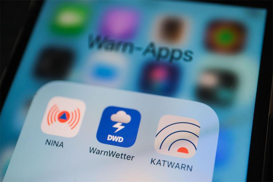 Ein Smartphone mit Warn-Apps: Am Donnerstag, 10.9., ist bundesweiter Warntag.Oliver Berg/dpa
