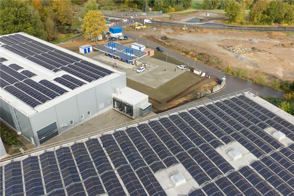 Ein Solarpark in Sachsen, der dem Laden von Elektroautos dient. (Archivbild)Sebastian Kahnert/dpa
