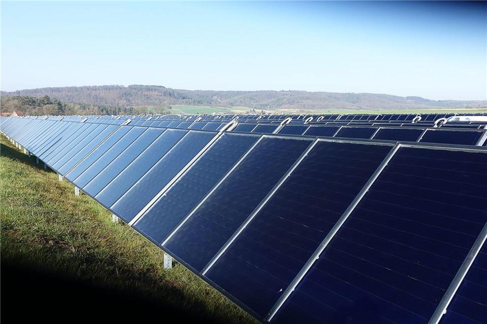 Solarwärme für Bracht – knapp 200 Häuser heizen mit Sonne Ein Solarthermiefeld aus 855 Kollektoren ist das Herzstück des neuen solaren Wärmenetzes im Rauschenberger Ortsteil Bracht. (Handout)-/Solarwärme Bracht eG/dpa