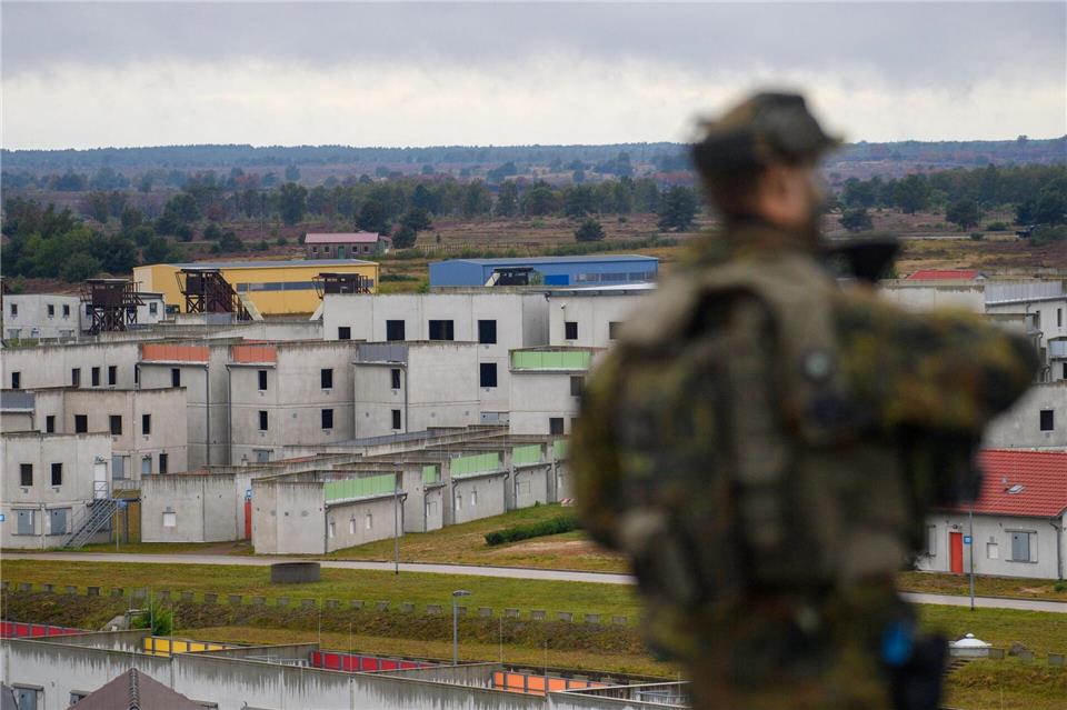 Ein Soldat steht in der Übungsstadt „Schnöggersburg“ auf dem Dach eines Gebäudes.Klaus-Dietmar Gabbert/dpa