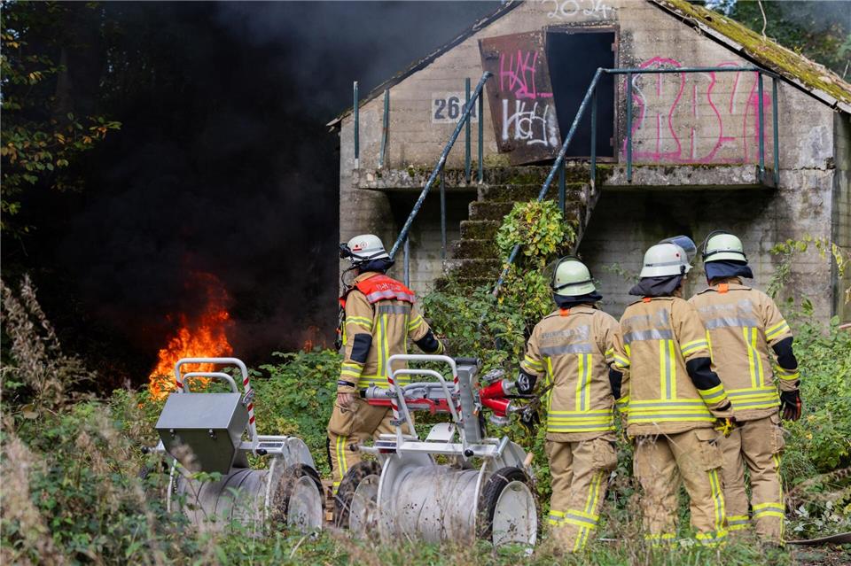 Ein Soldat wurde aus einem zu Übungszwecken genutzten sogenannten Brandhaus in ein Gebüsch geschleudert.Rolf Vennenbernd/dpa