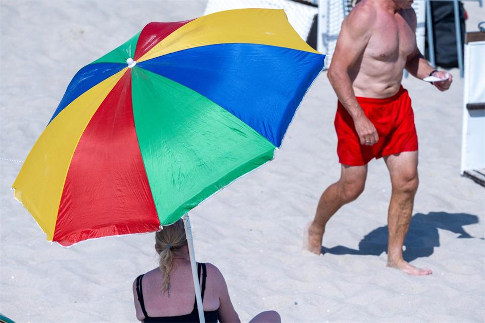 Ein Sommer wie gemacht für das Strandleben in Mecklenburg-Vorpommern. (Archivbild)Stefan Sauer/dpa