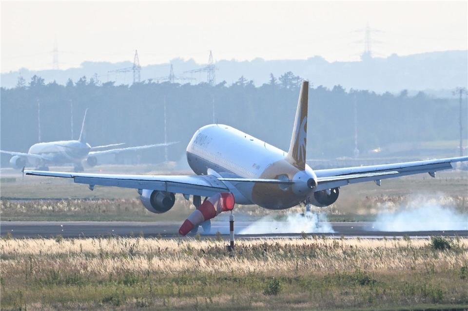 Ein Sonderflug hat 171 aus Israel ausgereiste Deutsche samt nächsten Angehörigen nach Frankfurt gebracht. Arne Dedert/dpa