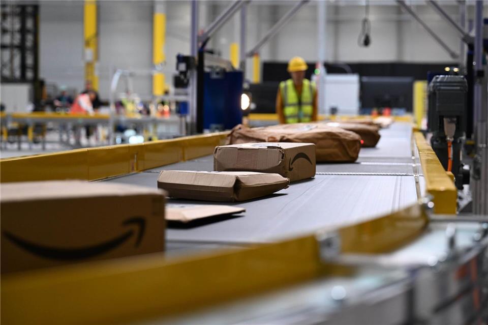 Ein Sortierband mit Paketen in einem deutschen Amazon-Standort. (Archivbild)Wolf von Dewitz/dpa