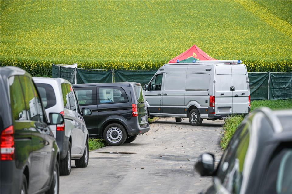 Ein Spaziergänger hatte die Leiche am Morgen auf einem Feldweg in einem landwirtschaftlichen Gebiet zwischen den Teilorten Fürfeld und Bonfeld in Bad Rappenau entdeckt.Jason Tschepljakow/dpa