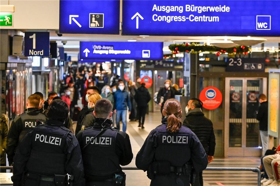 Ein Spezialfahnder hat einen mutmaßlichen Straftäter am Bremer Hauptbahnhof wiedererkannt. (Symbolfoto)Karsten Klama/dpa