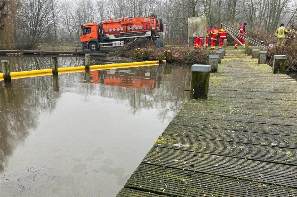Aktuell Einsatz am Pröbstingsee: Öl im Gewässer Ein Spezialunternehmen soll das aufgefangene Öl absaugen.