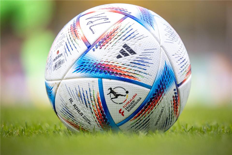 Ein Spielball der Frauen-Bundesliga. (Archiv)Andreas Gora/dpa