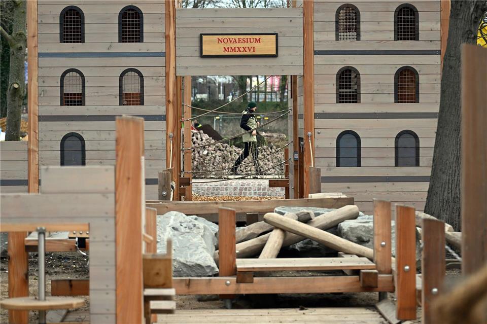 Ein Spielplatz soll an die Historie von Neuss als Römerstadt erinnern. Federico Gambarini/dpa
