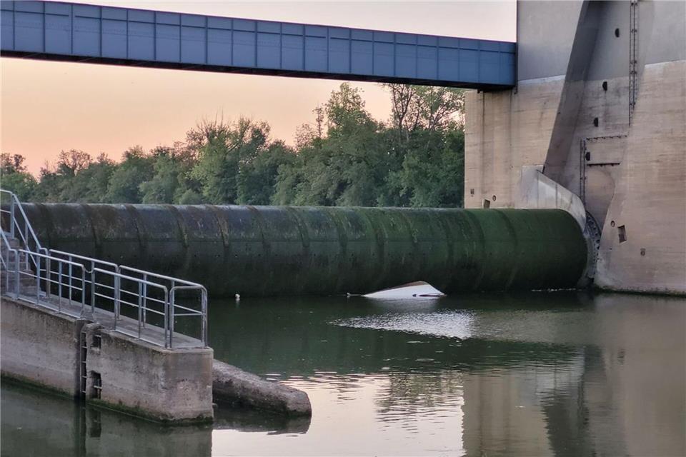Ein Sportboot ist an der Main-Schleuse im Stadtteil Griesheim gekentert--/5vision Media /dpa