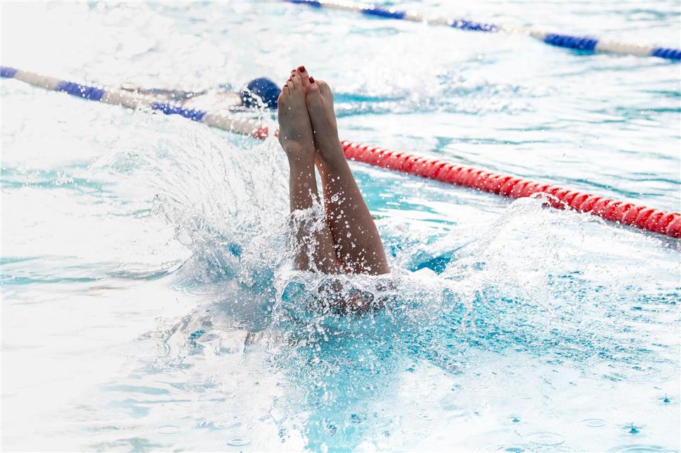Ein Sprung ins kalte Wasser erfrischt an heißen Tagen. Nur zu kalt darf es für die meisten Badegäste nicht sein. (Archivfoto)Matthias Balk/dpa