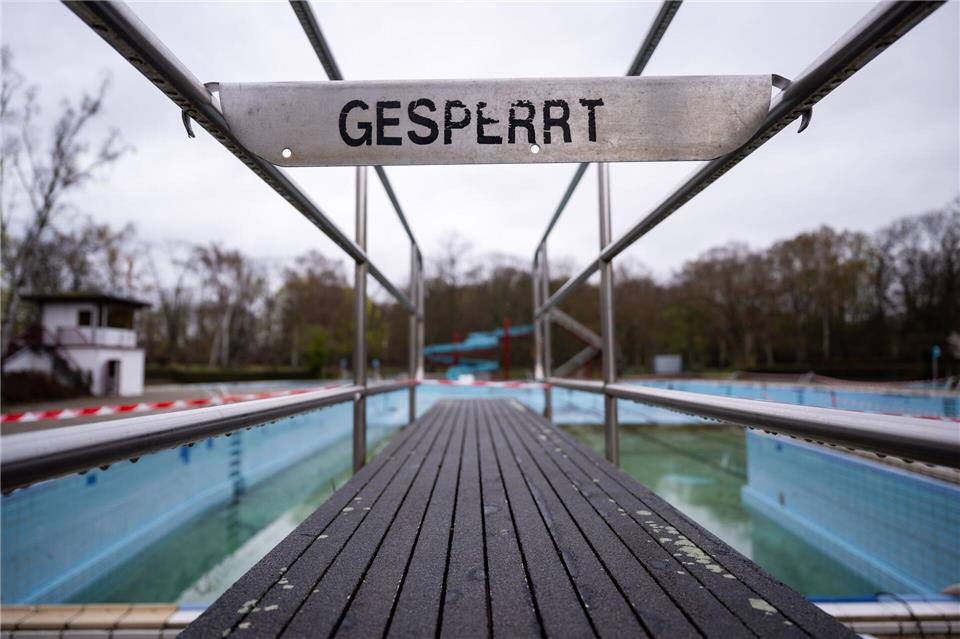 Ein Sprungbrett im Sommerbad Humboldthain ist gesperrt. Christophe Gateau/dpa