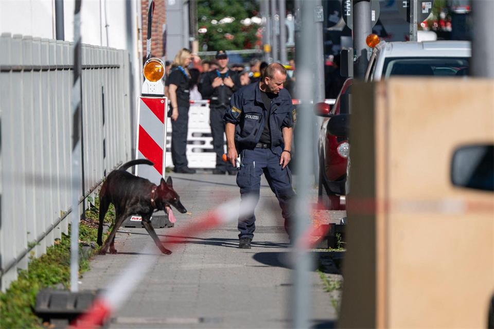 Ein Spürhund war im Einsatz.Peter Kneffel/dpa