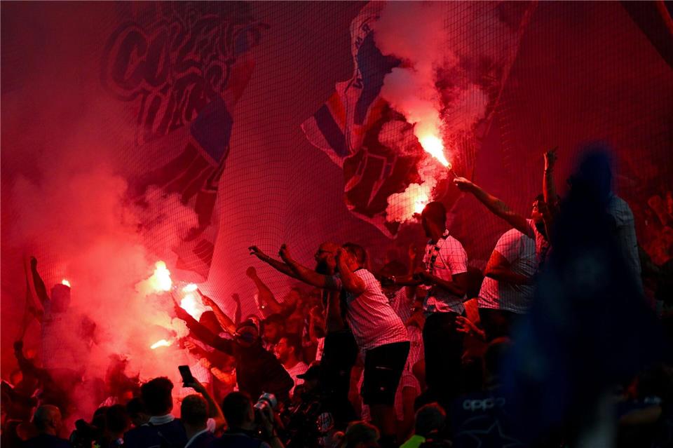 Ein Stadionbesucher in Bochum hatte eine vergleichbare Handfackel wie bei diesem Spiel zwischen Paris und Mailand gezündet. Allerdings hatte er den Griff zuvor gekürzt und sich damit strafbar gemacht. (Archivbild)Sven Hoppe/dpa