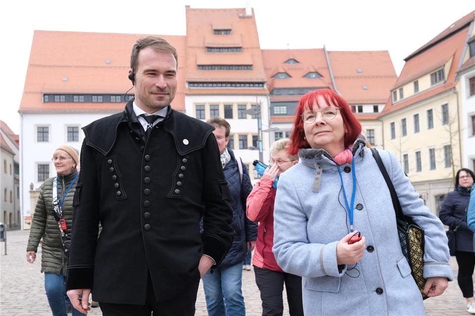 Ein Stadtrundgang führt an Originalschauplätze ihrer „Hebammen“-Saga. Sebastian Willnow/dpa
